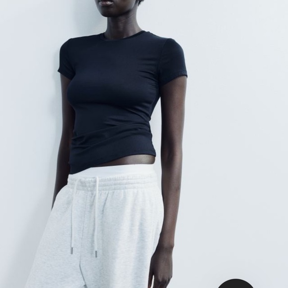 H&M NWT* Fitted Tee - Picture 1 of 3